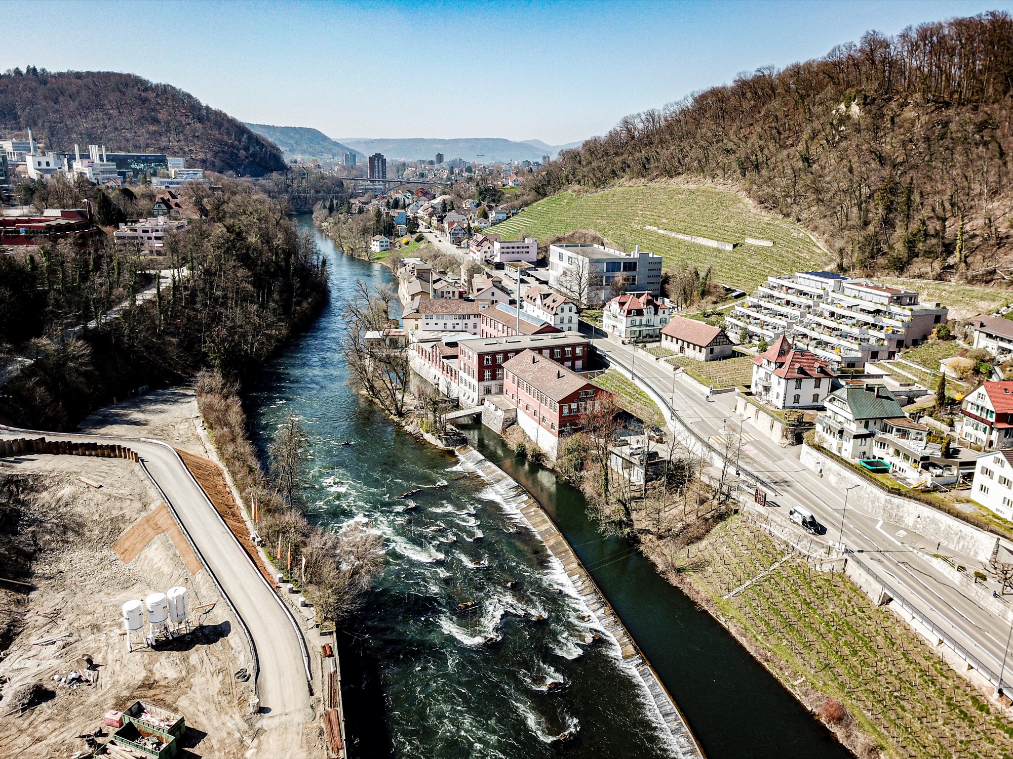 Luftaufnahme der Limmat in Ennetbaden mit dem Büro von Prine am Ufer