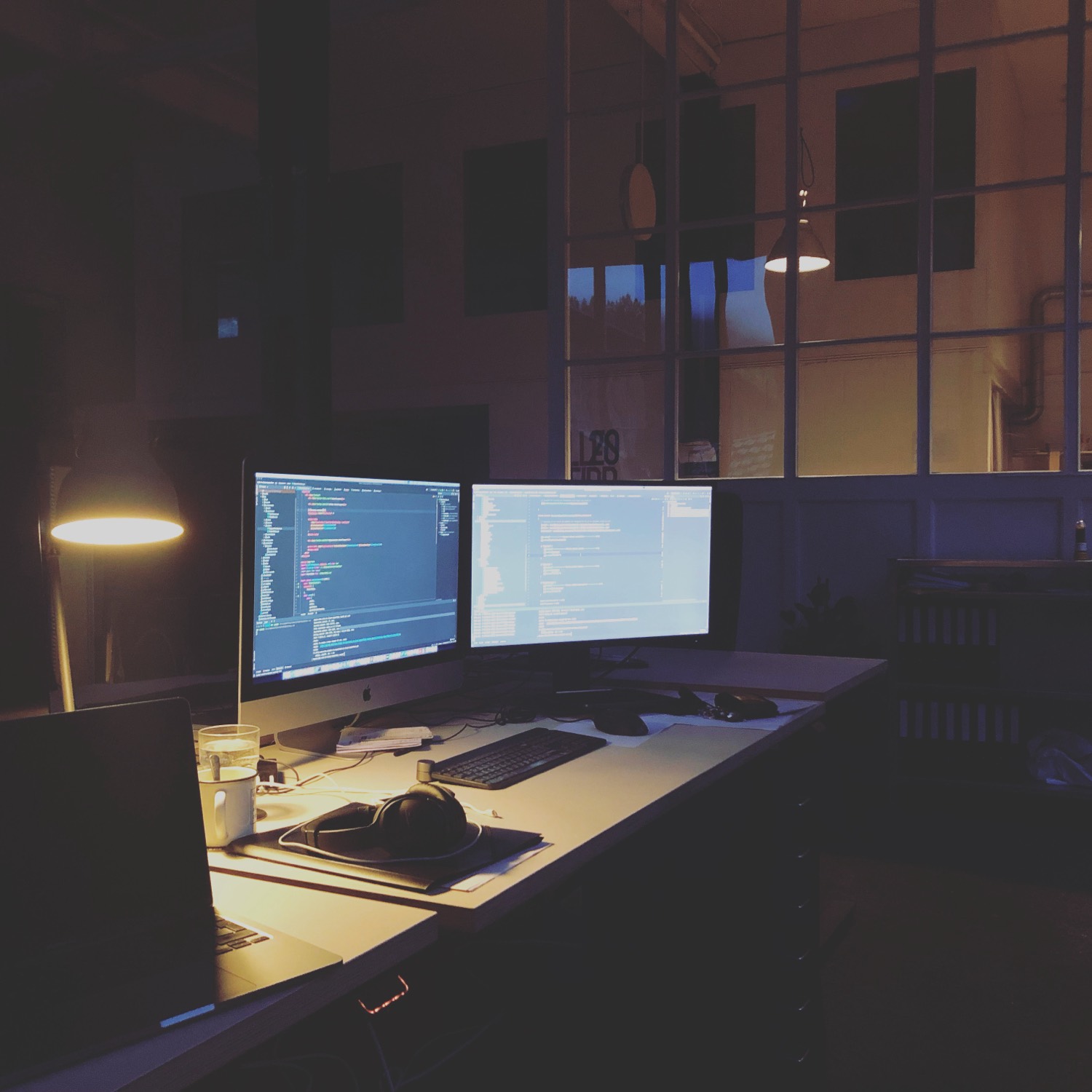 Arbeitsplatz mit zwei Bildschirmen im Büro von Prine bei Nacht